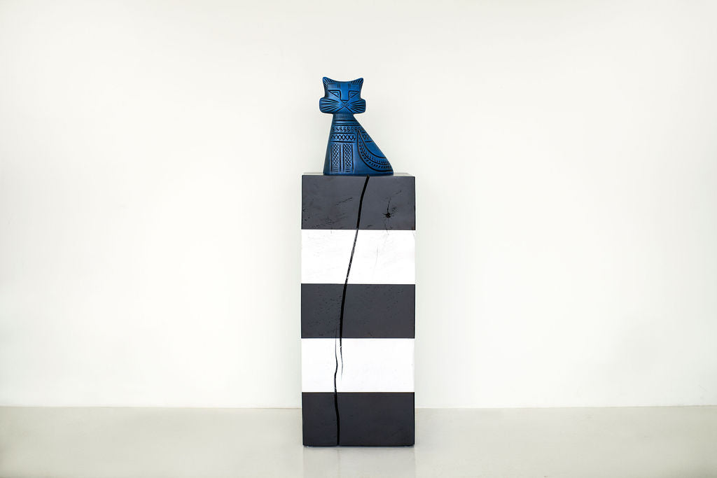 Black White Art Pedestal, Image 01