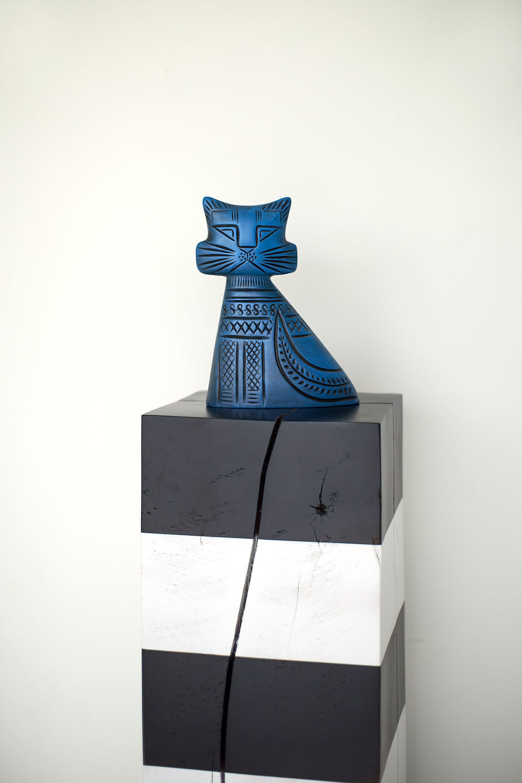 Black White Art Pedestal, Image 04