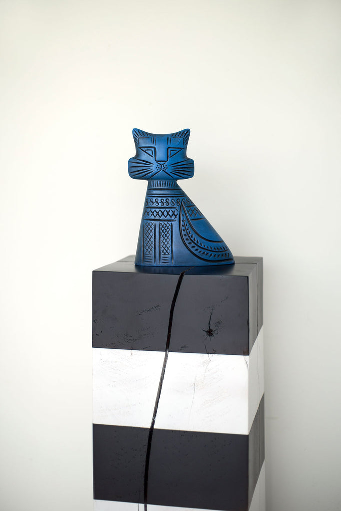 Black White Art Pedestal, Image 04