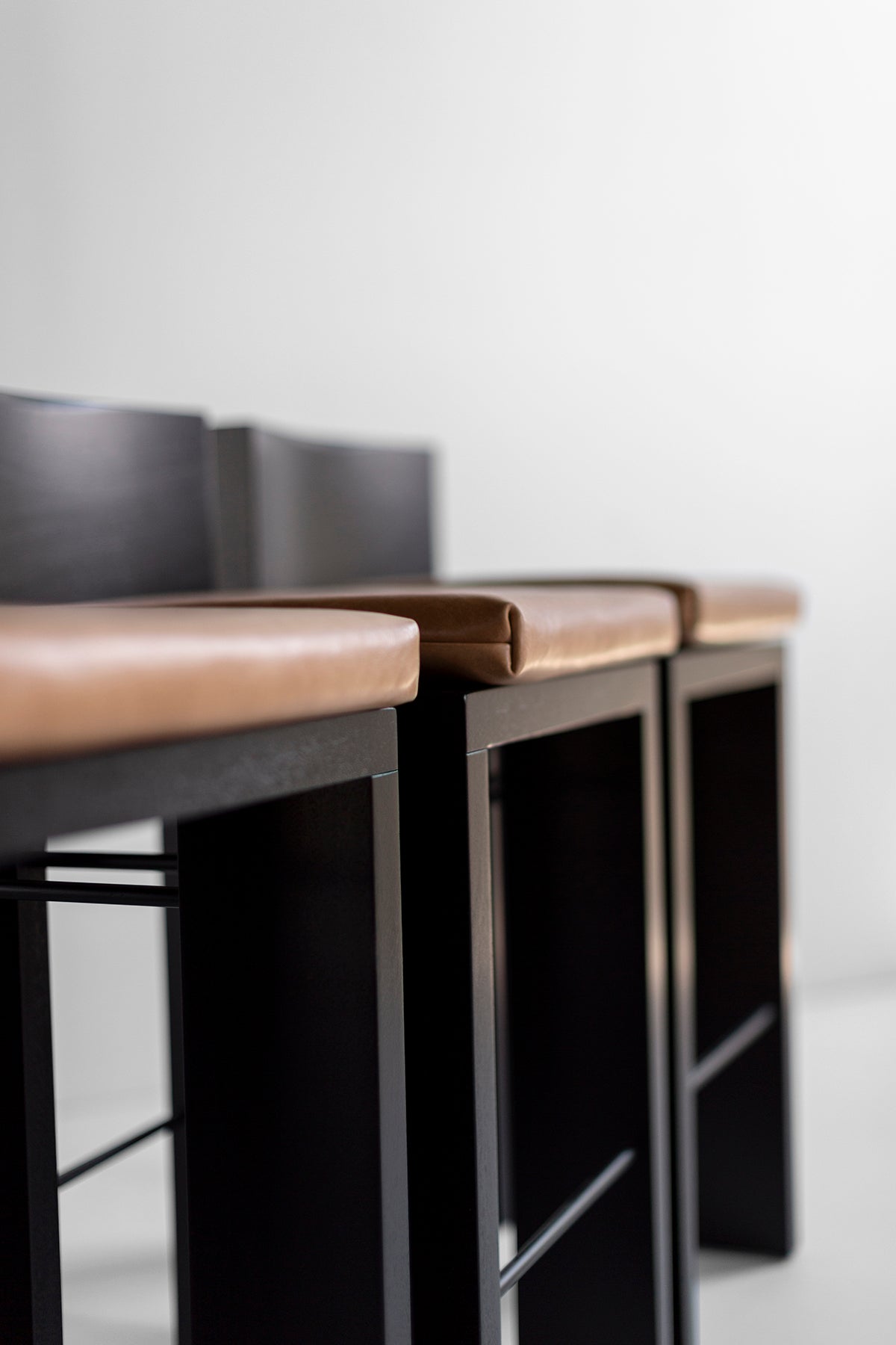 Modern-Bar-Stool-Leather-Seat-Chile-02