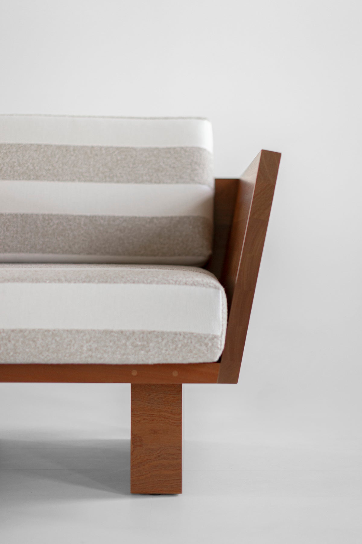 Outdoor-Lounge-Chair-Striped-Fabric-Suelo-06