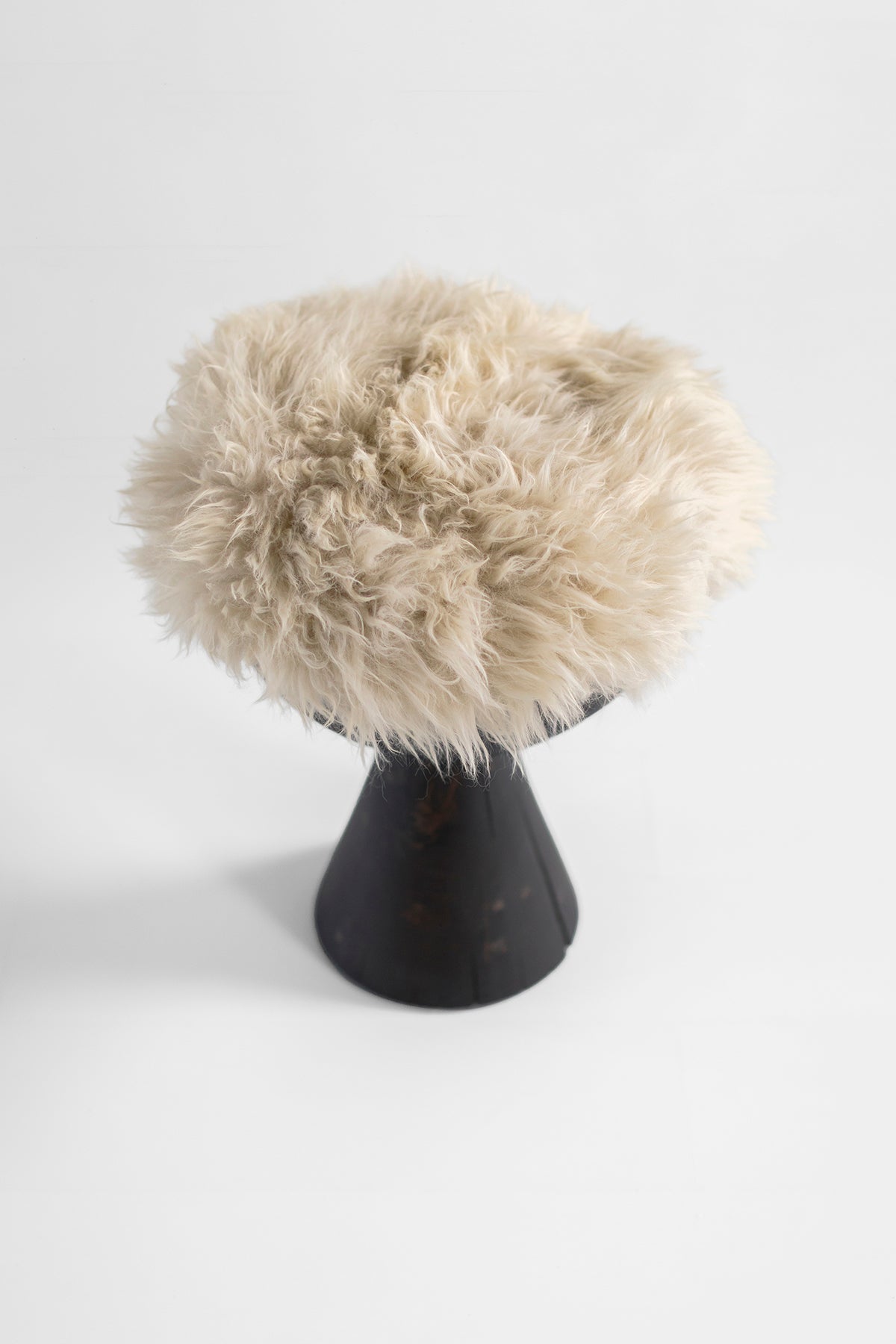Small-Boca-Stool-Sheepskin-Aged-Finish-06