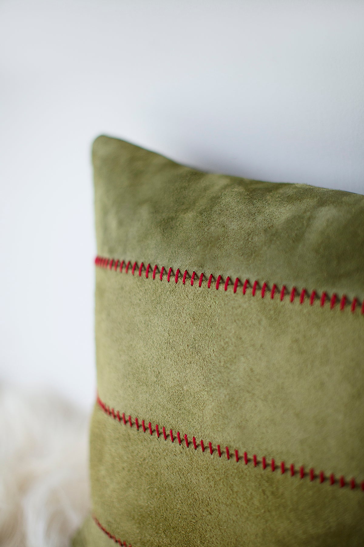 Suede-Holiday-Throw-Pillow-009