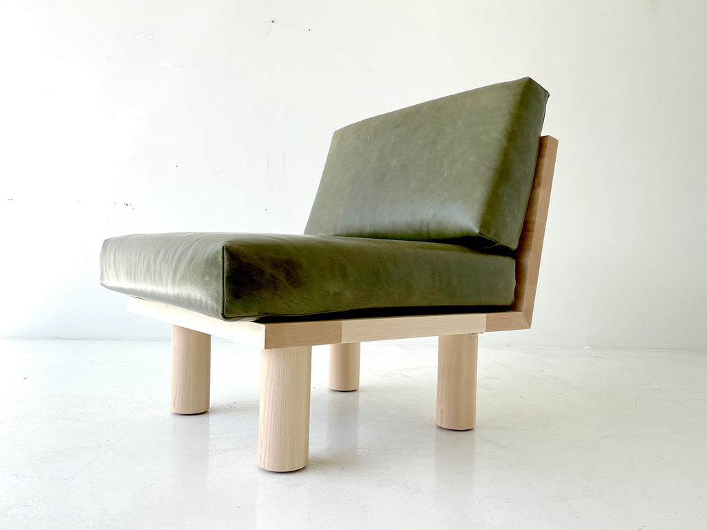 Turned-Leg-Suelo-Side-Chair-Leather-Maple-01