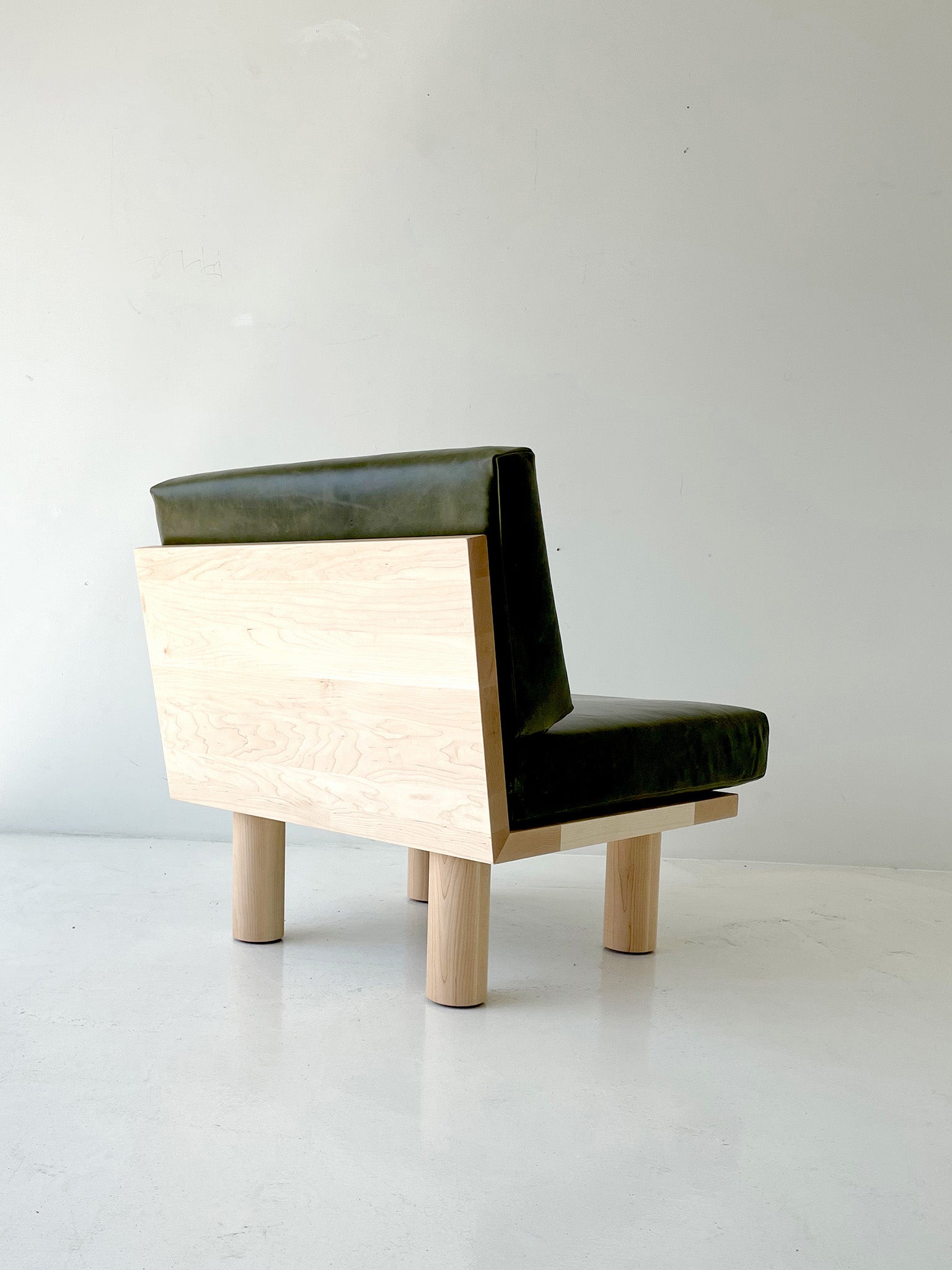 Turned-Leg-Suelo-Side-Chair-Leather-Maple-02