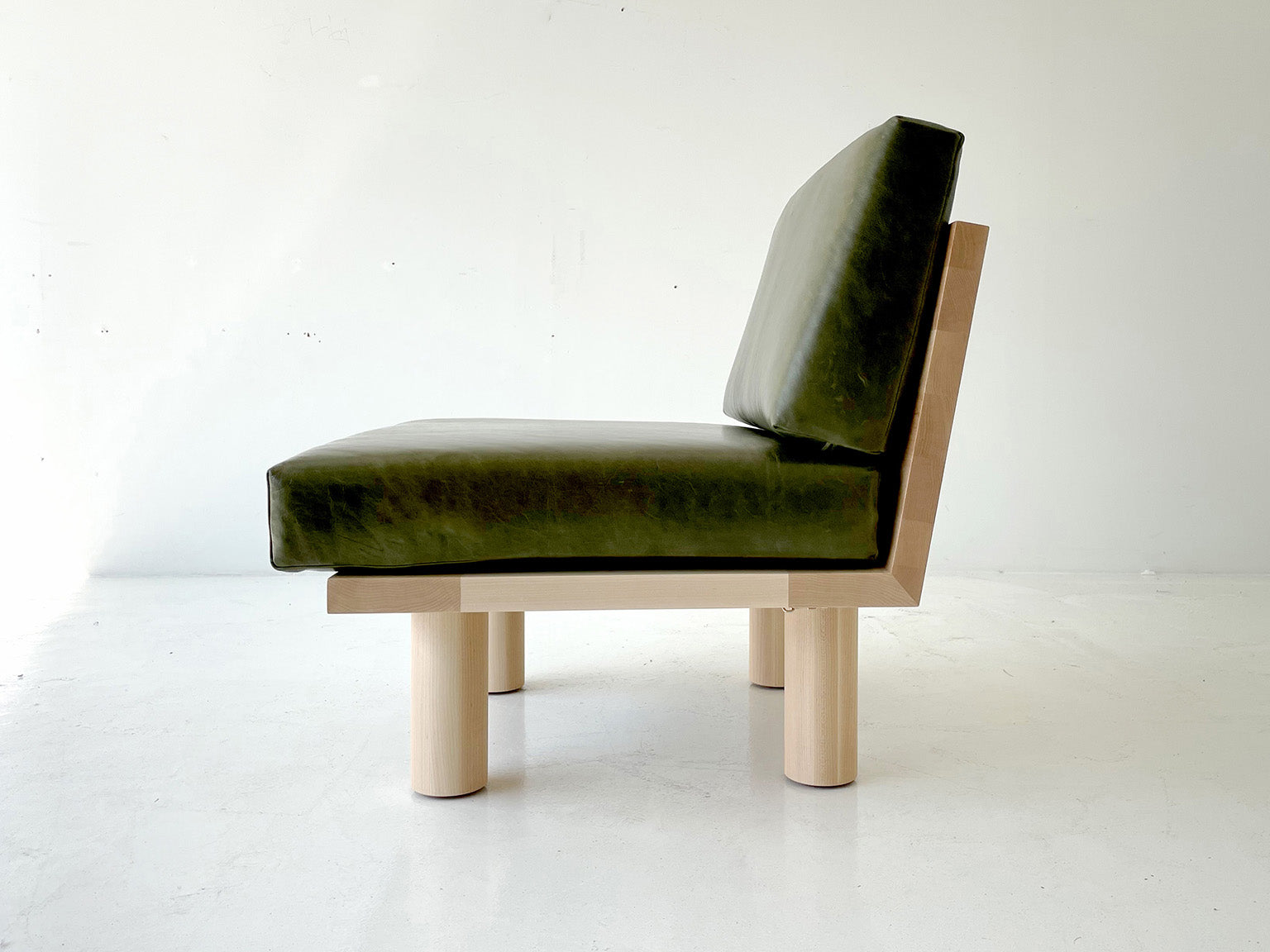 Turned-Leg-Suelo-Side-Chair-Leather-Maple-03
