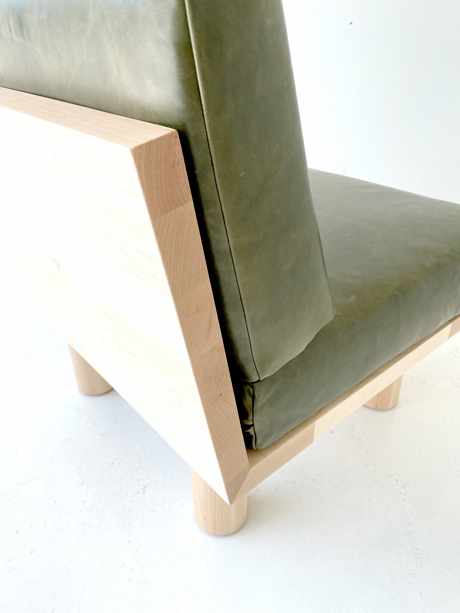 Turned-Leg-Suelo-Side-Chair-Leather-Maple-05