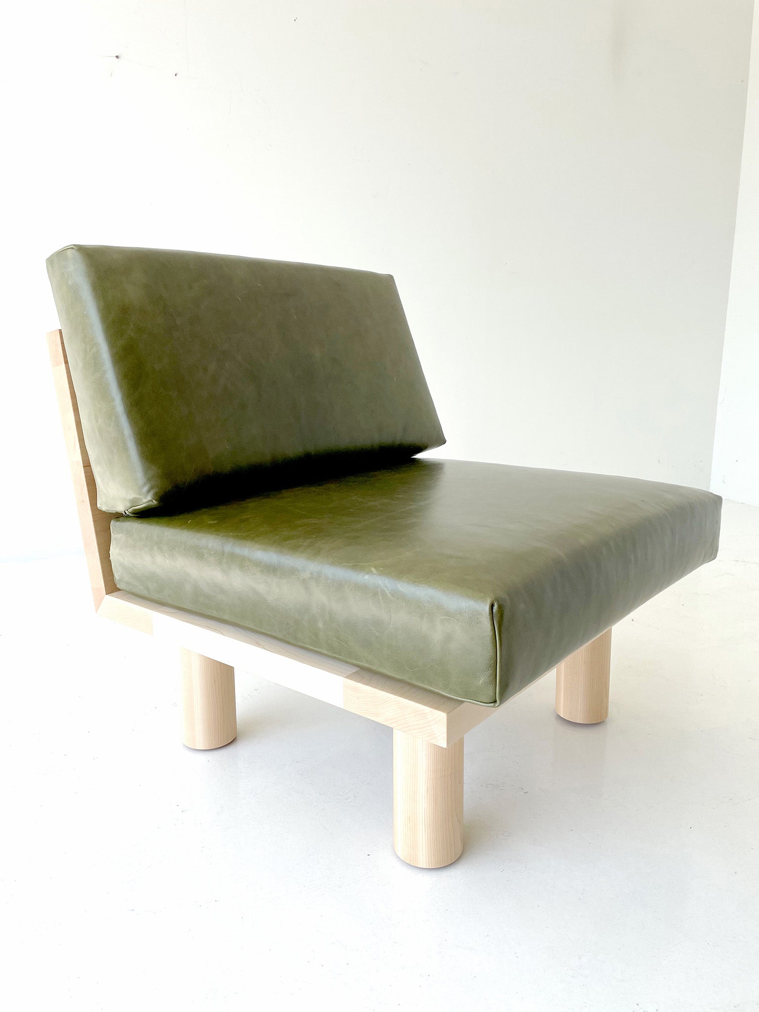 Turned-Leg-Suelo-Side-Chair-Leather-Maple-09
